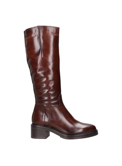 Vista superior de botas de cuero café, destacando su diseño vibrante y audaz para cualquier ocasión.