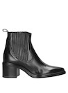 Botín de cuero negro con líneas limpias, perfecto para un look urbano contemporáneo.