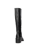 Bota negra de cuero para mujer, diseño vanguardista con acabados suaves y brillantes.