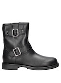 Botín negro de cuero urbano, perfecto para combinar con jeans ajustados o vestidos bohemios.