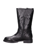 Biker boots de mujer en cuero negro con detalles de hebillas audaces.