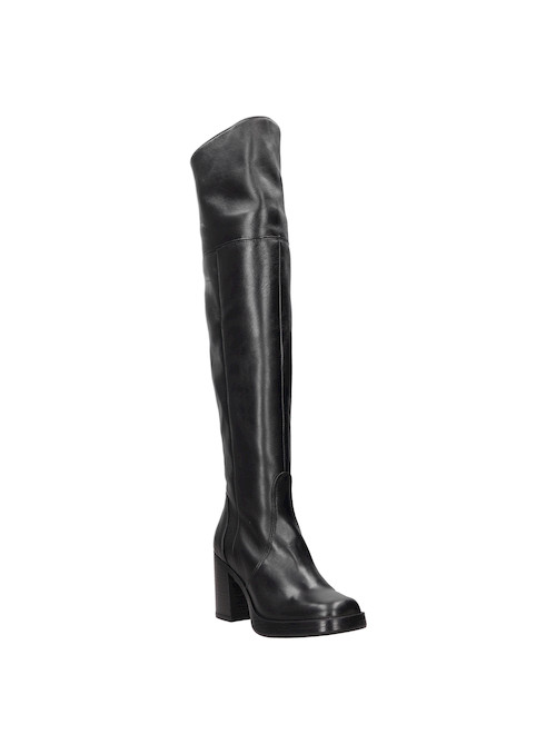 Bota alta de mujer en cuero negro, perfecta para combinar con vestidos ajustados o jeans rotos.