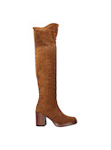 Detalles del material de las botas en gamuza camel, mostrando su textura suave y sofisticada.