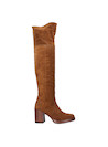 Detalles del material de las botas en gamuza camel, mostrando su textura suave y sofisticada.
