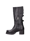 Bota de mujer en cuero italiano negro, diseño vanguardista con tacón bloque de 5 cm.