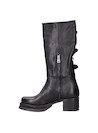 Bota de mujer en cuero italiano negro, diseño vanguardista con tacón bloque de 5 cm.
