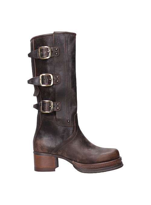 Bota de mujer en color café con silueta alta, perfecta para marcar tendencias.