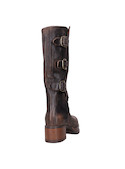 Bota de mujer en cuero café, perfecta para combinar con vestidos bohemios o jeans.