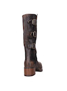 Bota de mujer en cuero café, perfecta para combinar con vestidos bohemios o jeans.