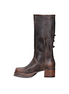 Bota alta con tres hebillas en sofisticado tono café, ideal para estilo urbano.