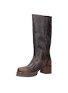 Bota de cuero italiano café para mujer con diseño urbano y detalles metálicos.