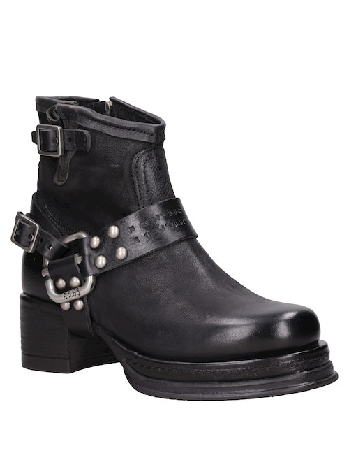 Botín urbano negro con taco bloque, perfecto para combinar con jeans o falda de cuero.