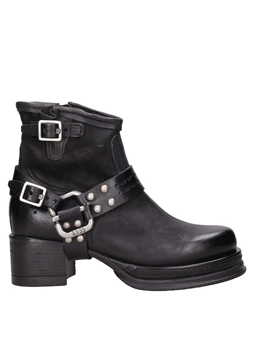 Botín urbano negro con taco bloque, perfecto para combinar con jeans o falda de cuero.