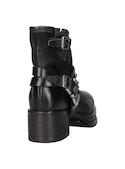 Botín negro de cuero italiano, ideal para looks modernos y elegantes.