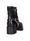 Botín negro de cuero italiano, ideal para looks modernos y elegantes.