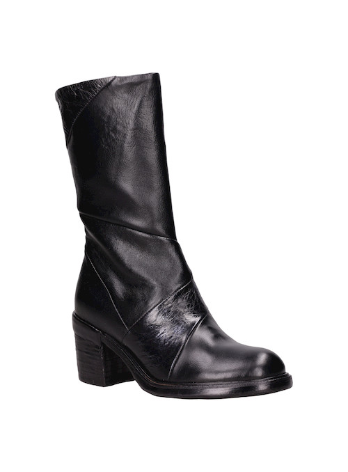 Botines de cuero negro para mujer, con acabado suave y carácter disruptivo en cada paso.
