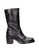 Botas de mujer en cuero negro, perfectas para marcar tendencias con un toque rockero.