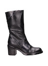 Botas de mujer en cuero negro, perfectas para marcar tendencias con un toque rockero.