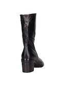 Calzado urbano de cuero negro para mujer, ideal para looks arriesgados con jeans o vestidos.