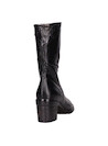 Calzado urbano de cuero negro para mujer, ideal para looks arriesgados con jeans o vestidos.