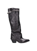 Calzado de cuero negro con estilo audaz, ideal para combinar con vestidos o jeans ajustados.