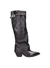 Calzado de cuero negro con estilo audaz, ideal para combinar con vestidos o jeans ajustados.
