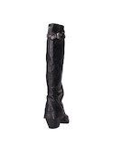 Botines negros de cuero con taco bloque de 6.5 cm y detalles metálicos.
