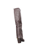Bota urbana gris de cuero para mujer, con textura ligera, combina elegancia y comodidad en cada paso.