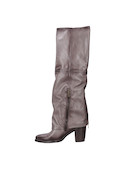Bota de mujer en cuero italiano suave gris, diseño audaz con punta puntiaguda, perfecta para destacar en cualquier evento.