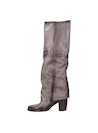 Bota de mujer en cuero italiano suave gris, diseño audaz con punta puntiaguda, perfecta para destacar en cualquier evento.