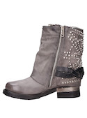 Botín urbano en gris con taco bloque de 3.5 cm, ideal para un look desafiante.