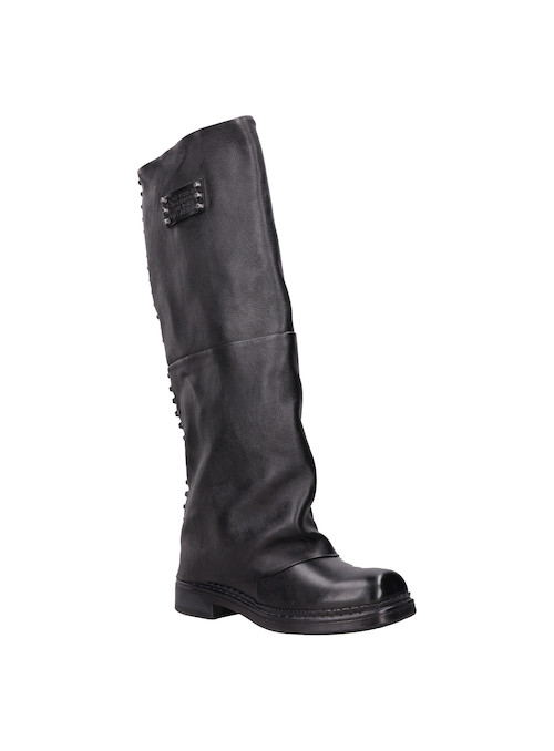 Bota negra de cuero para mujer, ideal para looks audaces con detalles metálicos y confort.