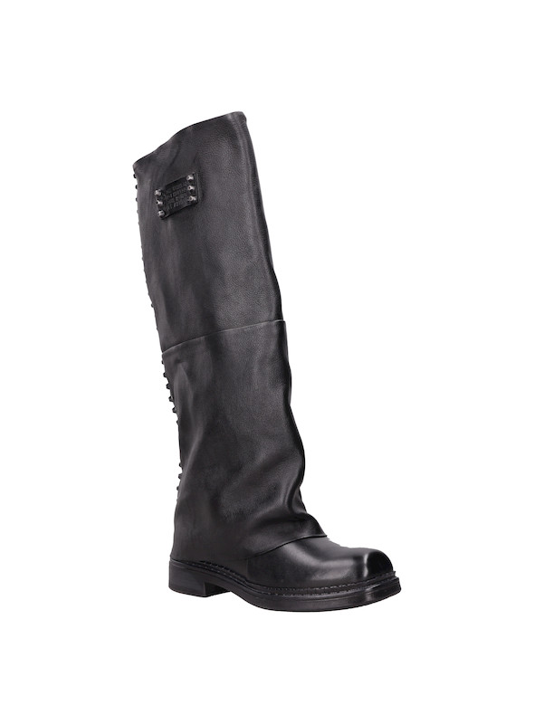 Bota negra de cuero para mujer, ideal para looks audaces con detalles metálicos y confort.