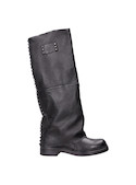 Detalle de bota alta negra de cuero para mujer, mostrando la suavidad del material y acabados únicos.