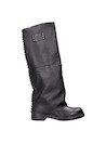 Detalle de bota alta negra de cuero para mujer, mostrando la suavidad del material y acabados únicos.
