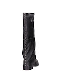 Vista lateral de bota alta negra de cuero para mujer, diseño con punta redonda y textura suave.