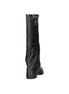 Vista lateral de bota alta negra de cuero para mujer, diseño con punta redonda y textura suave.