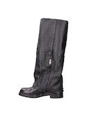 Bota urbana negra de cuero con taco bloque, perfecta para combinar con jeans ajustados o vestidos.