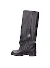 Bota urbana negra de cuero con taco bloque, perfecta para combinar con jeans ajustados o vestidos.