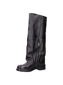 Bota alta negra de cuero para mujer, estilo urbano con taco bloque de 3 cm y acabados metálicos.