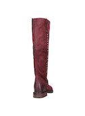 Bota de cuero burdeos con punta redonda y acabado mate, perfecta para combinar con jeans.