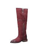 Bota alta de cuero burdeos con tachas metálicas, estilo urbano para mujer.