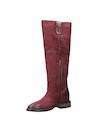 Bota alta de cuero burdeos con tachas metálicas, estilo urbano para mujer.