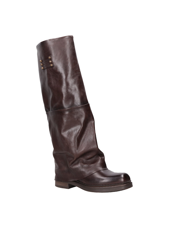 Bota de mujer en cuero moro, diseñada para brindar comodidad y estilo en actividades diarias.