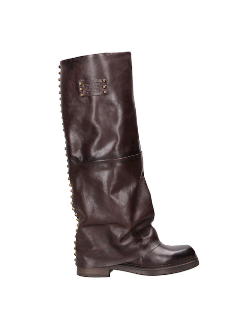 Bota de mujer en cuero moro, diseñada para brindar comodidad y estilo en actividades diarias.