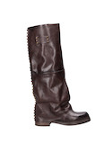 Bota urbana de cuero moro, con silueta atrevida y detalles que aportan autenticidad al outfit.