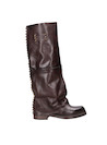 Bota urbana de cuero moro, con silueta atrevida y detalles que aportan autenticidad al outfit.
