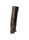 Bota de mujer en color moro, perfecta para un look moderno y urbano, ideal para combinar con jeans o faldas.
