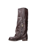 Bota de cuero moro con texturas que resaltan su diseño vanguardista y carácter rockero.
