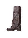 Bota de cuero moro con texturas que resaltan su diseño vanguardista y carácter rockero.